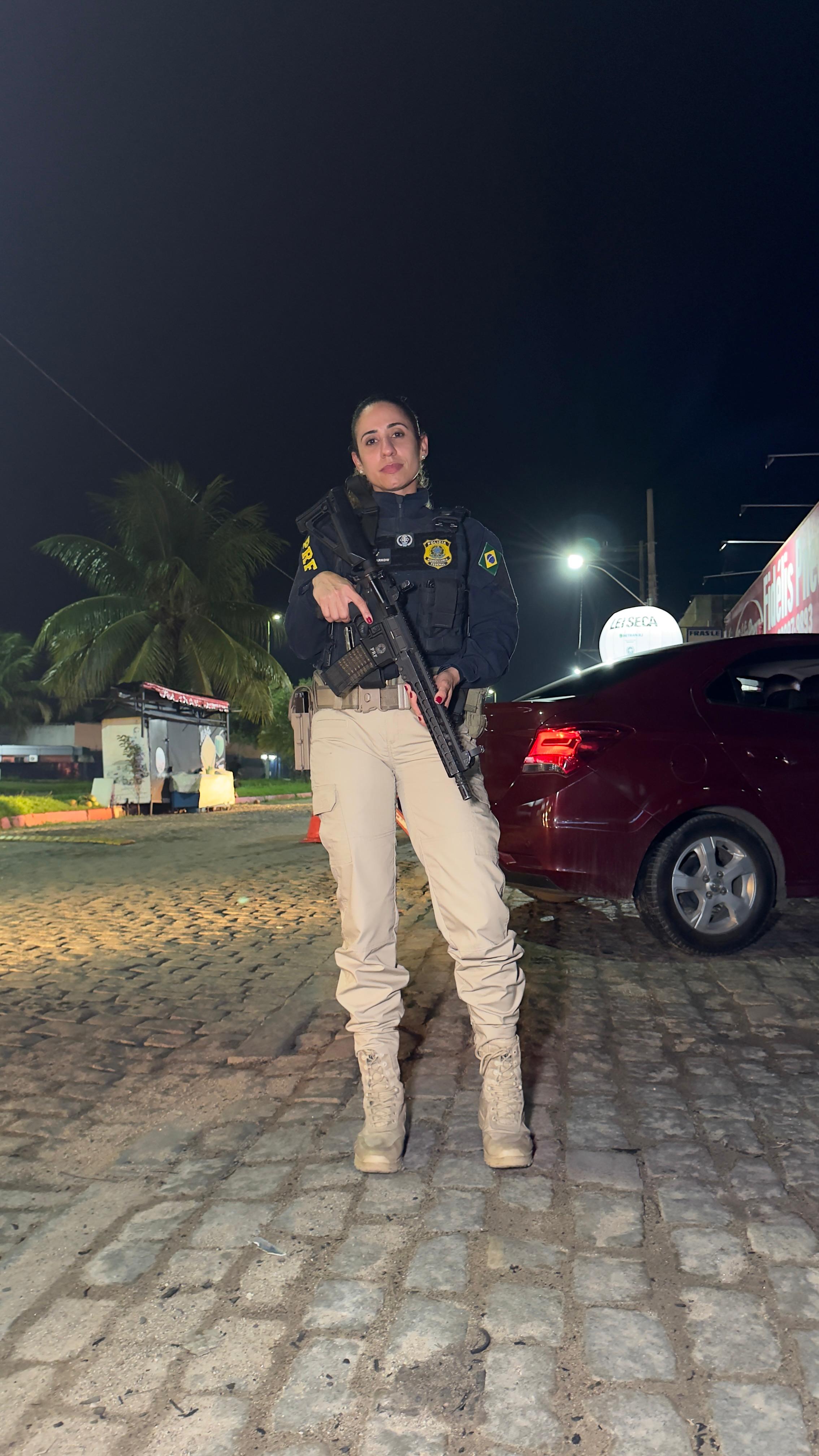 Adriana fardada e armada da Polícia Rodoviária Federal